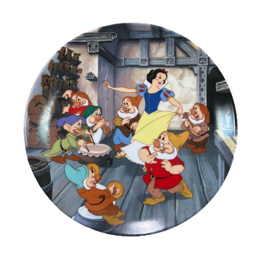 Snow White plate " the dance of Snow White and the seven dwarfs "